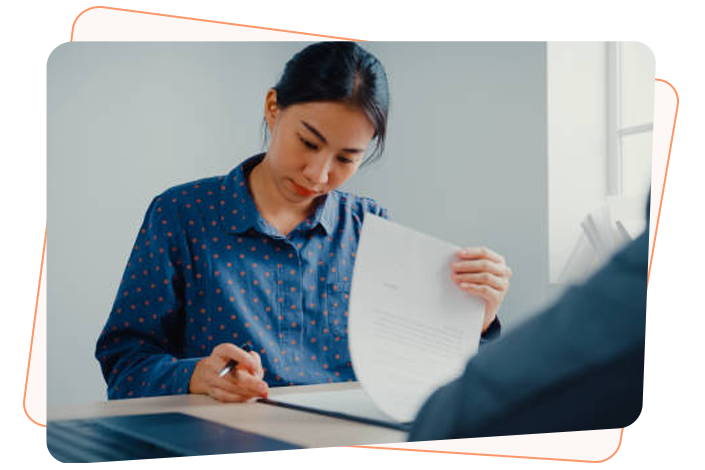 Personne vérifiant des documents
